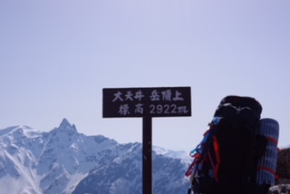 ９