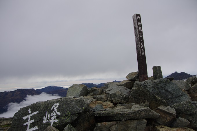 西穂高岳(2908.8m)　右側に槍ヶ岳が見えている