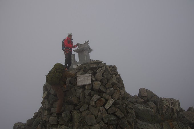 奥穂高岳山頂(3190ｍ)　セルフタイマー間に合わず・・・