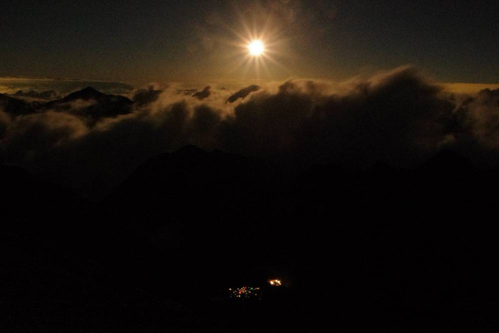 穂高岳山荘前から見た涸沢と月