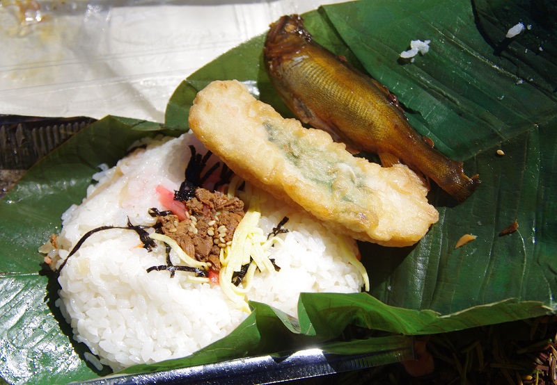お弁当は飛騨名物「杣葉寿司」
