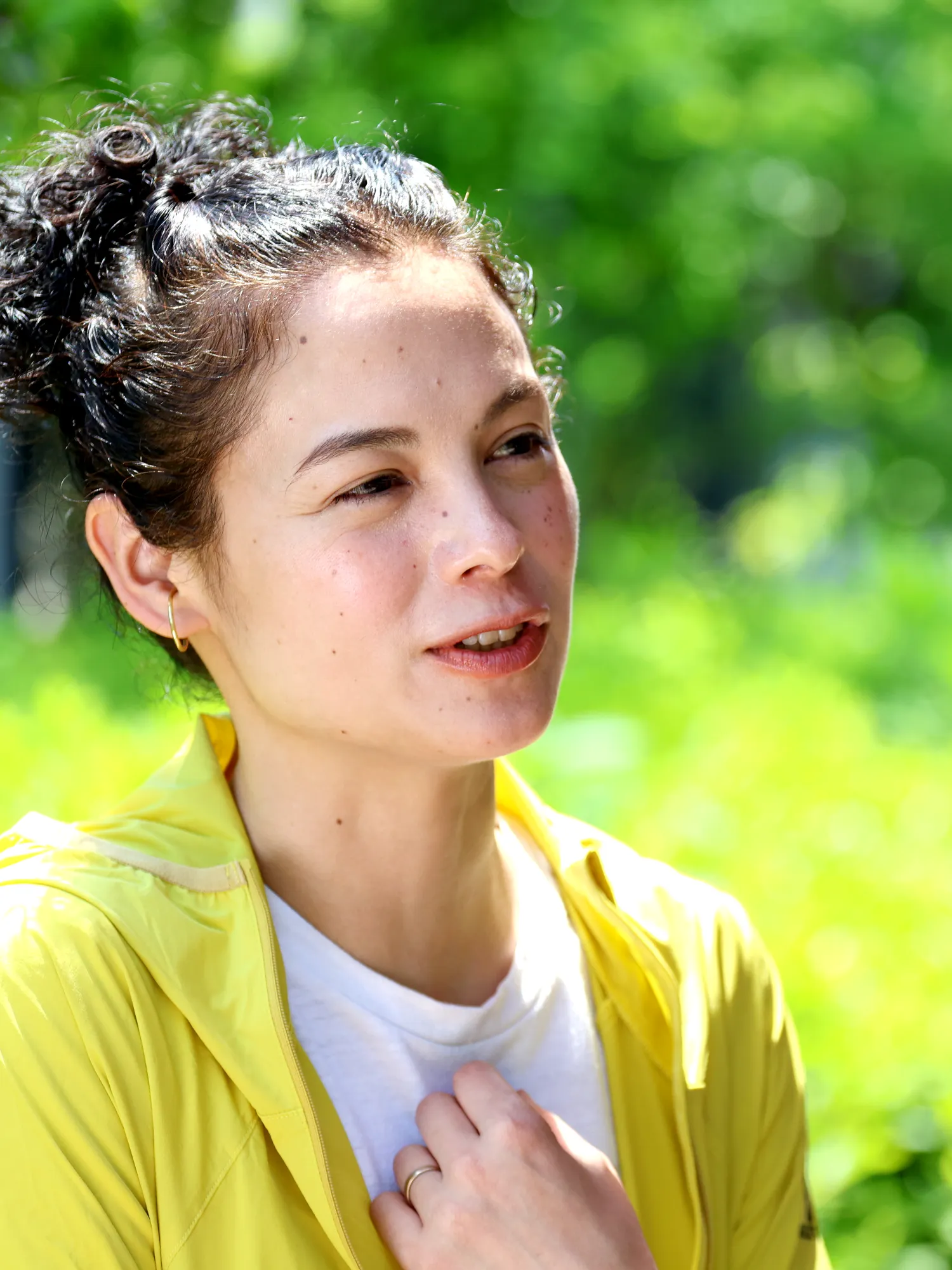 低山を歩く様子