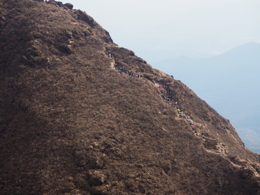 東峰からの下り登山客