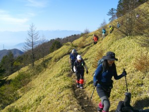 南アルプスをバックに快適な山歩き。