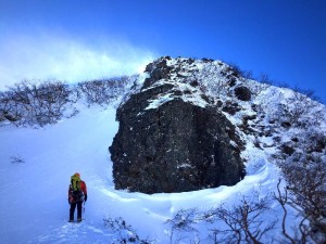 取り付き 見ての通り雪がほぼない。 2P終了点は木があるはずがすべて雪で埋もれていたのでスノーバーあれば良いです。
