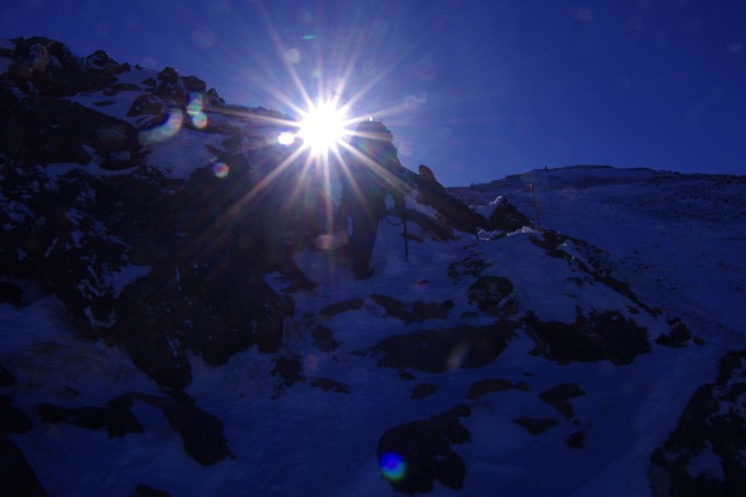 日ノ出を望みつつ硫黄岳山頂を目指す
