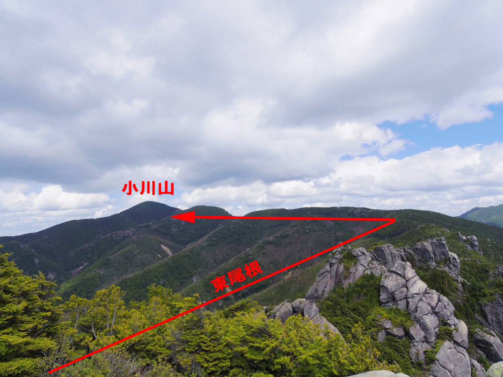 瑞牆山頂から東尾根を望む