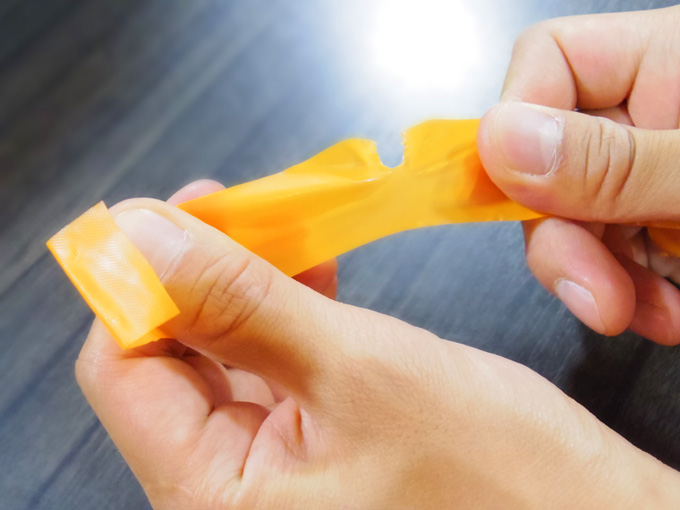 オレンジトレイルテープは手で簡単に切ることができます
