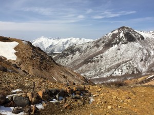 那須連峰は雪が少ないですが、福島方面の山々はまだ多くの雪が残っています。彼方には飯豊山も見えました!