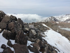 天気は下り坂。山頂からの最後の展望。