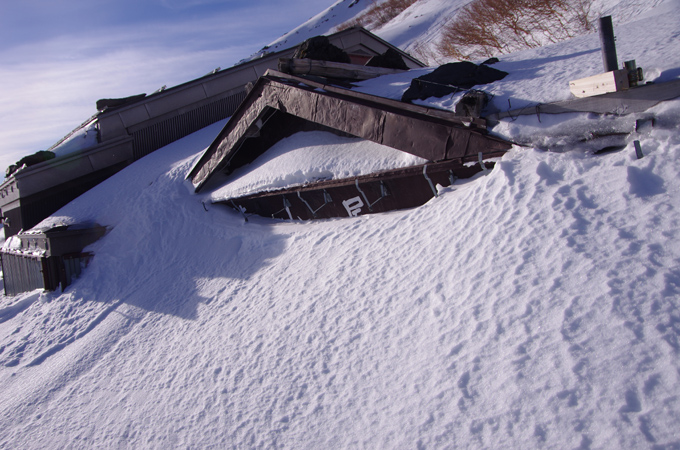 ７合目花小屋　この時期どの小屋も雪に埋もれています