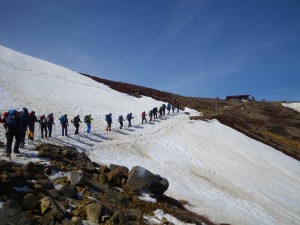 風の通り道になる峠の避難小屋。この日は穏やかで快適な雪山歩きを堪能する。