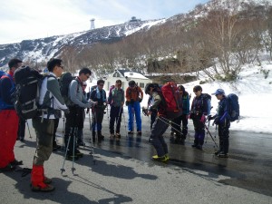 入山前にガイドによる雪山歩きの講習。とっても丁寧でした。