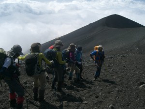 バックは宝永山。これから御殿場こーすのメイン「大砂走り」を下る。