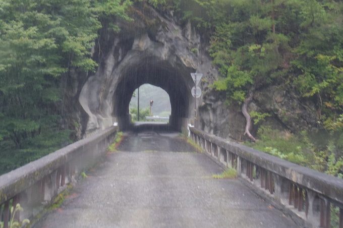 往年は森林鉄道が走っていた戸台口への道