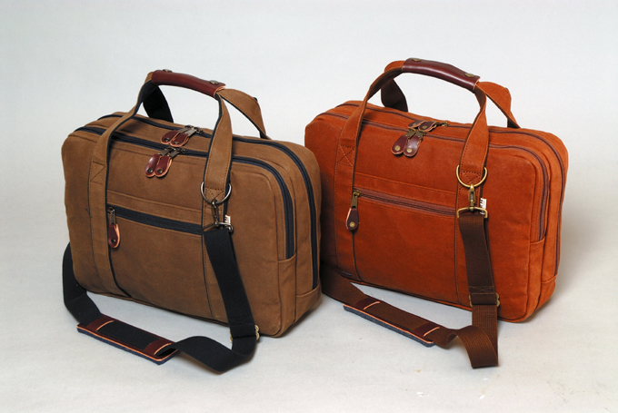 左「鉄煤染ブリーフケース」￥17.000　　右「柿渋染ブリーフケース」￥17.000