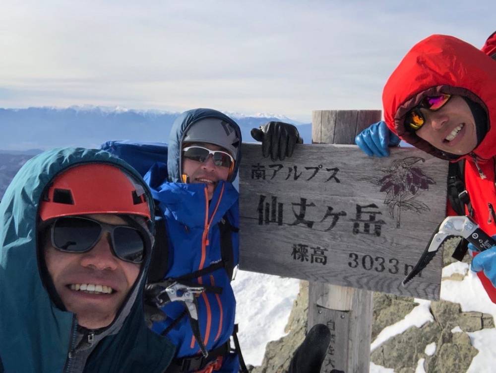 ヤマノススメ×isuka コラボ オリジナルバックカバー（ブラック） きゃらめる on X