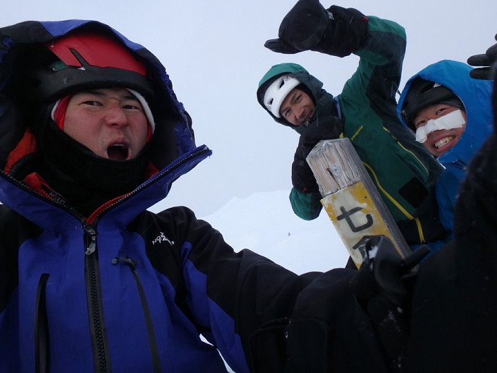 ヤマノススメ×isuka コラボ オリジナルバックカバー（ブラック） きゃらめる on X