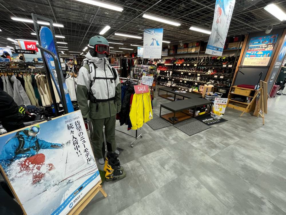 スキーの季節が到来！甲府店も冬モードです…